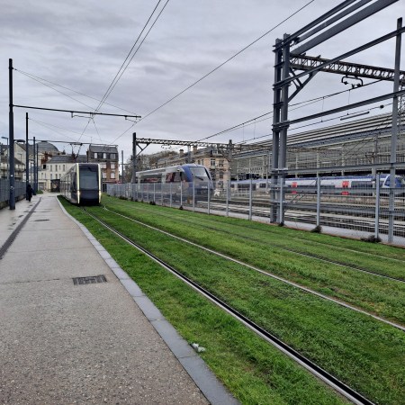 Tramway et TER à la gare de Tours