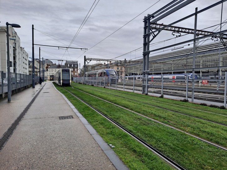 Tramway et TER à la gare de Tours